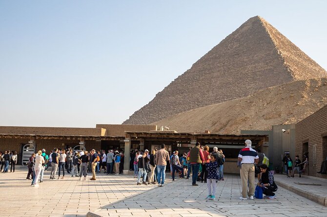 Private Day Tour Pyramids of Giza, Egyptian Museum and Bazaars - The Pyramids of Giza in a three-hour visit