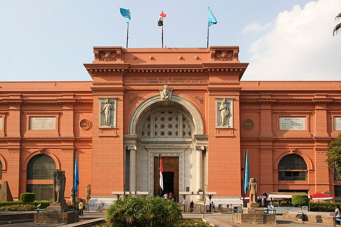 Private Day Tour to Cairo with Flights and Lunch from Hurghada - Three hours among the Giza pyramids and Sphinx