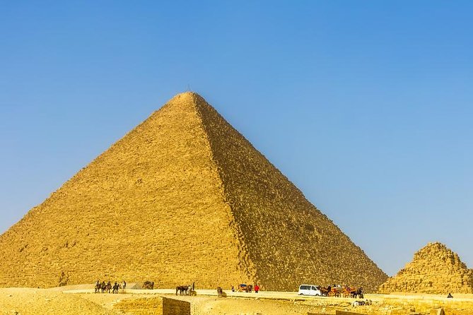 Private Day Tour to Giza Pyramids and Egyptian Museum from Cairo with Guide - One day, two essential Cairo sights