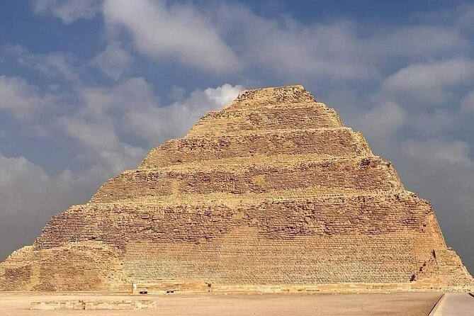 Private Day Tour to Giza Pyramids Sphinx Saqqara and Memphis - Giza Plateau: the essential first encounter