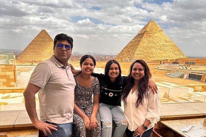 Private Full Day Tour Giza Pyramids Memphis Sakkara with Lunch - Lunch at a local restaurant