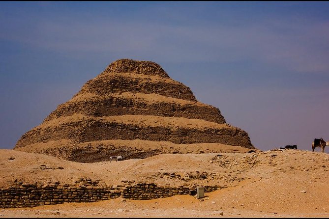 Private Guided Day Tour of Giza and Saqqara with Egyptian Lunch and Camel Ride - Why combine Giza and Saqqara in one day?