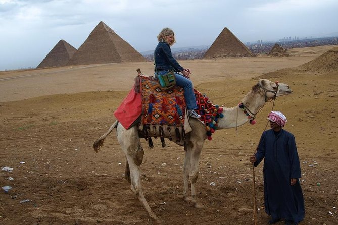 Private Tour Pyramids of Giza and Sphinx from Giza - What the guide adds to the experience