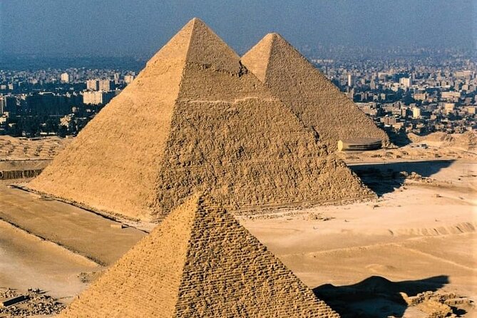 Private Tour to Giza Pyramids,Sphinx,Egyptian Museum&local lunch - A short look at Khafre’s Pyramid