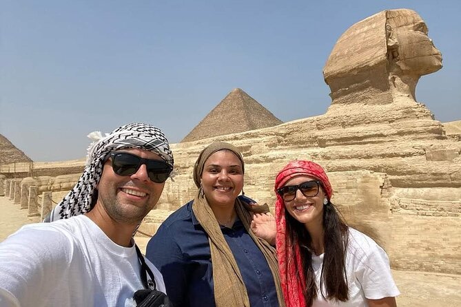 Taxi from the airport to The pyramids of Giza - Who will get the most from this service