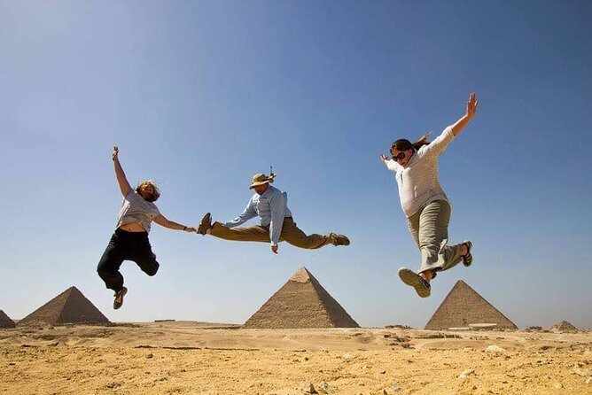 Taxi from the airport to The pyramids of Giza - Why the private format matters for groups
